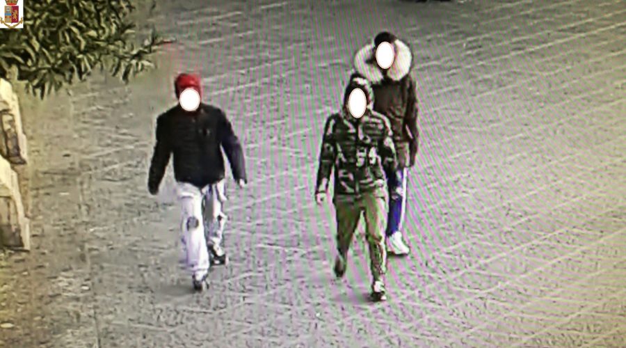 Catania, scippo in via Etnea: arrestato 16enne di Paternò. Ricercati i 2 complici