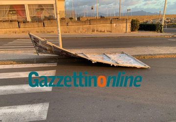 Riposto: divelti dal vento alcuni pannelli pubblicitari