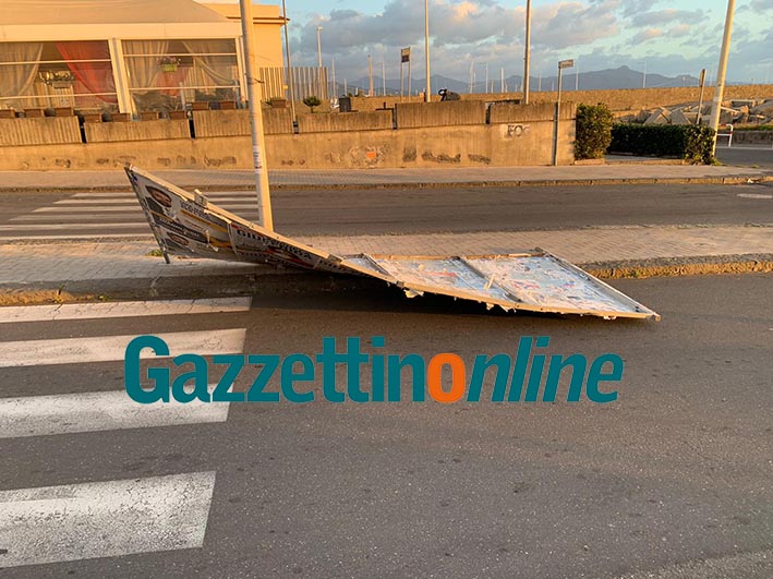 Riposto: divelti dal vento alcuni pannelli pubblicitari