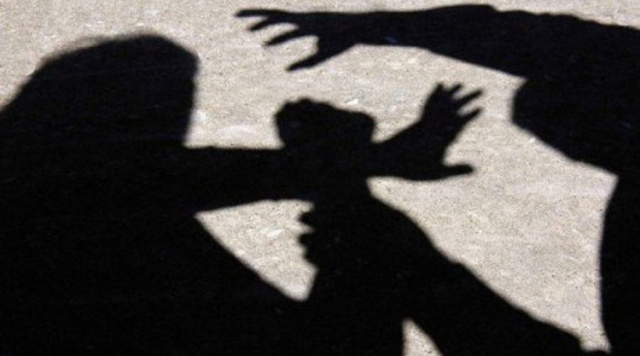 Catania, picchiano compagne di scuola e filmano tutto: denunciate due ragazzine di 14 e 11 anni VIDEO