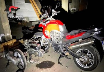 Catania, gestivano deposito di moto rubate: tre i minori coinvolti. Uno &egrave; stato arrestato