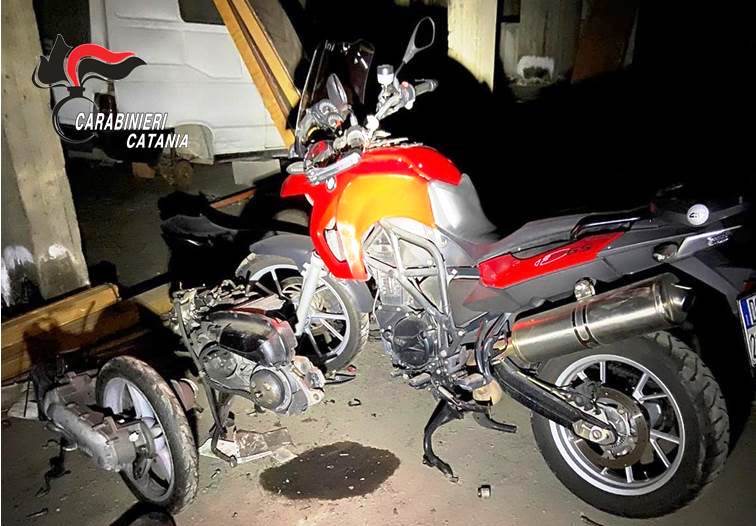 Catania, gestivano deposito di moto rubate: tre i minori coinvolti. Uno è stato arrestato