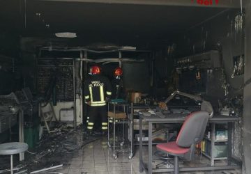 Catania, divampa incendio in laboratorio di apparecchiature elettromedicali