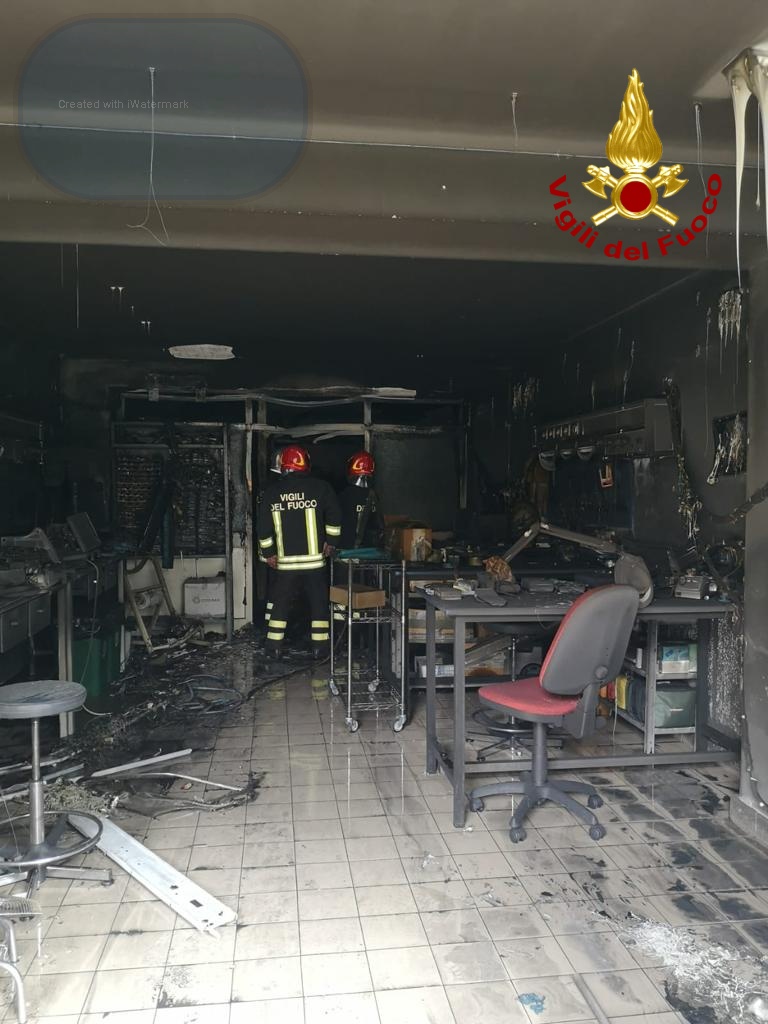 Catania, divampa incendio in laboratorio di apparecchiature elettromedicali