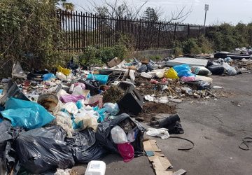 Trepunti di Giarre, continui incendi di rifiuti e aria irrespirabile: le proteste dei residenti