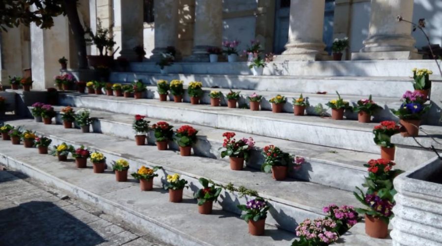 Riposto, dona al cimitero piante e fiori invenduti per il Coronavirus. Il sindaco Caragliano: “Grande gesto”