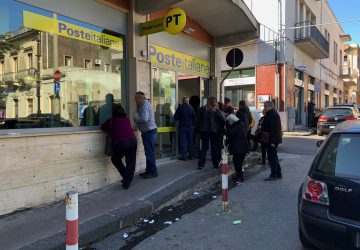 CoronaVirus, tutti in fila davanti l&rsquo;ufficio postale di piazza San Francesco a Giarre