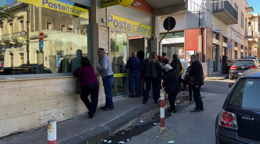 CoronaVirus, tutti in fila davanti l’ufficio postale di piazza San Francesco a Giarre