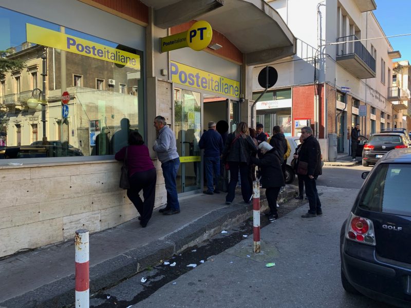 CoronaVirus, tutti in fila davanti l’ufficio postale di piazza San Francesco a Giarre