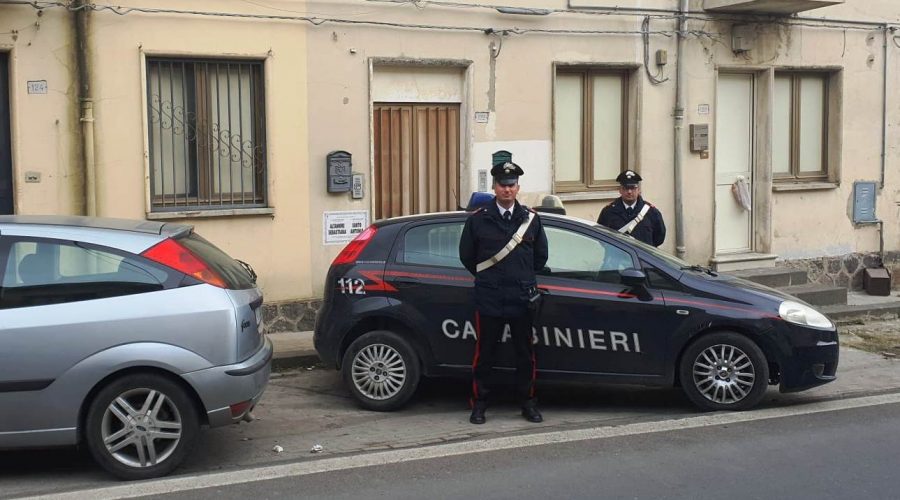 Vizzini, occupano abusivamente gli alloggi popolari rubando l’energia elettrica pubblica: arrestati