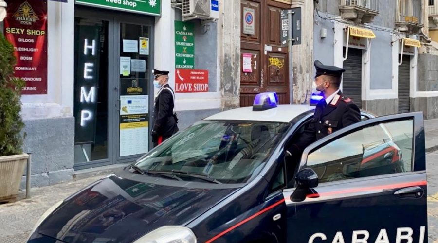 Chiuso “weed shop” con annesso “sexy shop”: denunciati il titolare e i clienti presenti