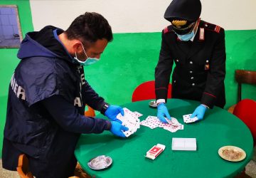 Catania, sfidano le misure del Coronavirus giocando a carte al circolo ricreativo: tre denunciati