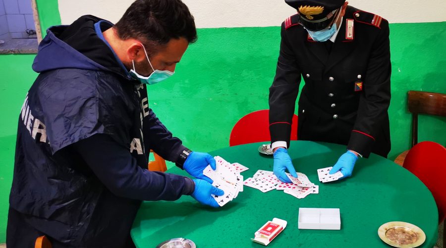 Catania, sfidano le misure del Coronavirus giocando a carte al circolo ricreativo: tre denunciati