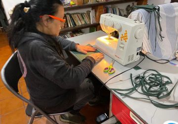 A Piedimonte Etneo le mascherine cucite dalle sarte di Presa