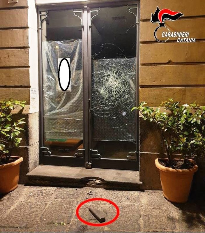 Acireale, tenta di sfondare la vetrina di un negozio: denunciato