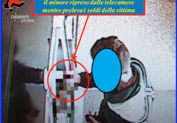 Tradisce la fiducia della madre derubano l&rsquo;anziano cui la poveretta fa da badante: denunciato