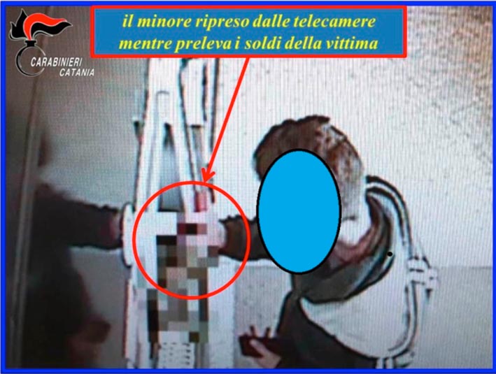 Tradisce la fiducia della madre derubano l’anziano cui la poveretta fa da badante: denunciato