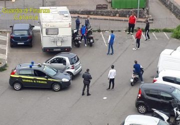 Aci Catena, si riuniscono in un parcheggio: segnalati 8 giovani