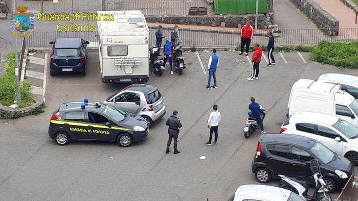 Aci Catena, si riuniscono in un parcheggio: segnalati 8 giovani