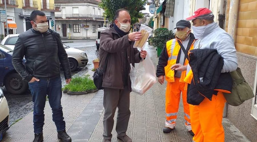 Mascali, la commissione San Leonardo dona mascherine ad operatori ecologici