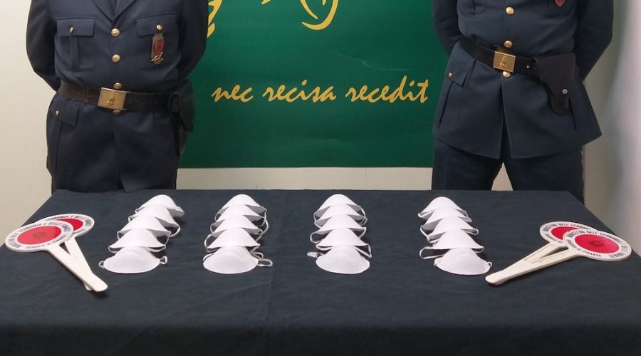 Mascali, GdF sequestra in un negozio mascherine non sicure