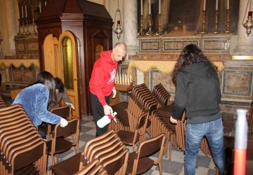 Acireale, il vescovo Raspanti igienizza i banchi della cattedrale