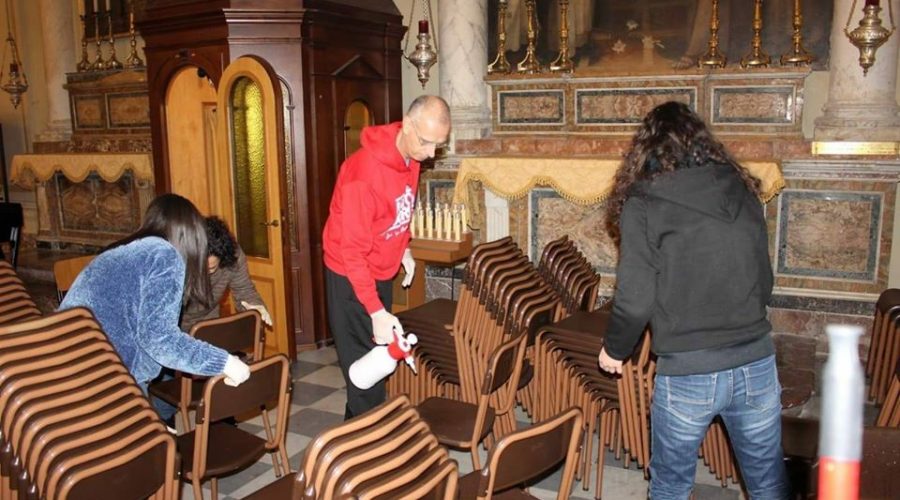 Acireale, il vescovo Raspanti igienizza i banchi della cattedrale