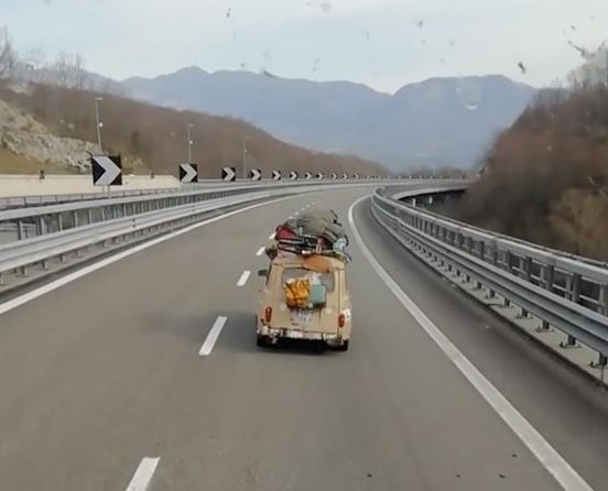 In tre su una Renault 4 carica di bagagli dalla Francia fino alla Sicilia al tempo del coronavirus