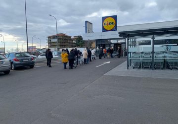 Coronavirus, lunghe file ai supermercati in Sicilia