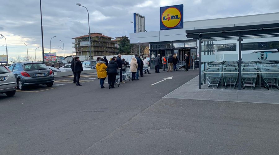 Coronavirus, lunghe file ai supermercati in Sicilia