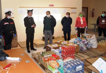 Acireale, carabinieri donano generi alimentari per le persone in difficolt&agrave;