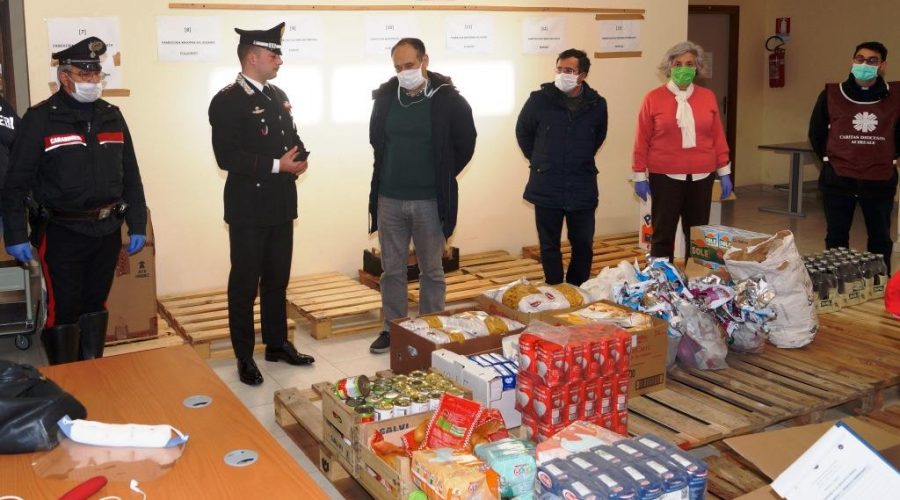 Acireale, carabinieri donano generi alimentari per le persone in difficoltà