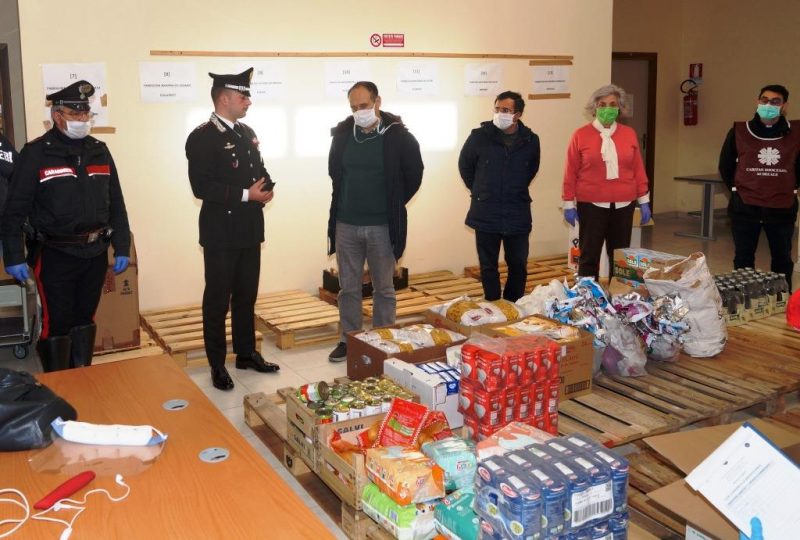 Acireale, carabinieri donano generi alimentari per le persone in difficoltà