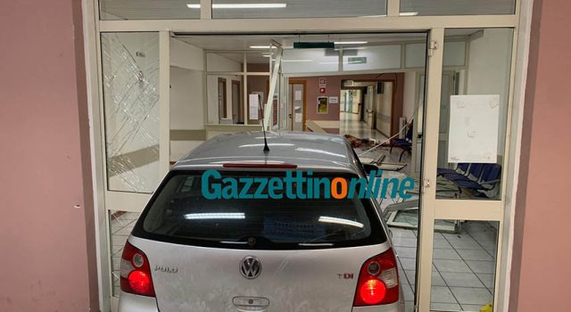 Sfonda con l’auto l’ingresso del PTE all’Ospedale di Giarre: fermato un 29enne di Mascali FOTO VIDEO