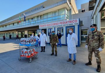 Catania, militari dell&rsquo;Esercito donano uova pasquali ai bambini dei reparti oncologici