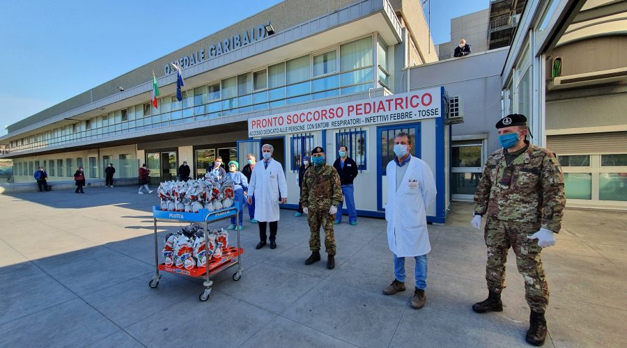 Catania, militari dell’Esercito donano uova pasquali ai bambini dei reparti oncologici