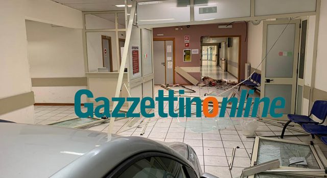 Sfonda con l’auto l’ingresso del PTE all’Ospedale di Giarre: fermato un 29enne di Mascali FOTO VIDEO