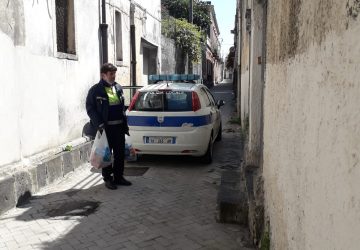 Riposto, la solidariet&agrave; e la generosit&agrave; della Polizia locale: spesa a domicilio ad una anziana cardiopatica