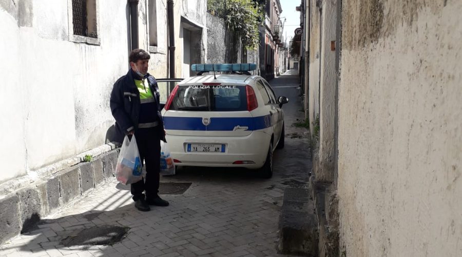 Riposto, la solidarietà e la generosità della Polizia locale: spesa a domicilio ad una anziana cardiopatica