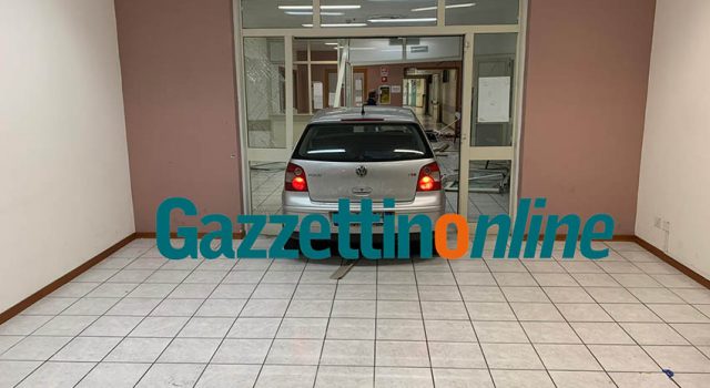 Sfonda con l’auto l’ingresso del PTE all’Ospedale di Giarre: fermato un 29enne di Mascali FOTO VIDEO