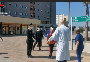 Carabinieri vicini ai bimbi ricoverati in ospedale donano uova pasquali