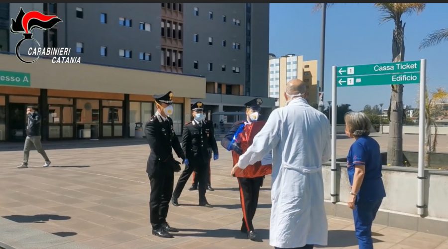 Carabinieri vicini ai bimbi ricoverati in ospedale donano uova pasquali
