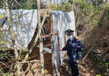 Acireale, carabinieri scoprono baracca abusiva per la Pasquetta