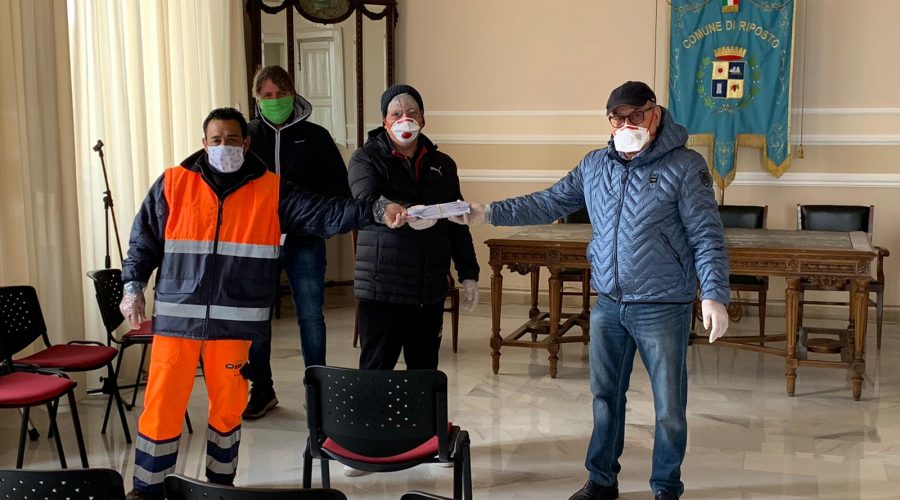 Riposto, dipendenti della Tech donano i propri buoni pasto ai cittadini