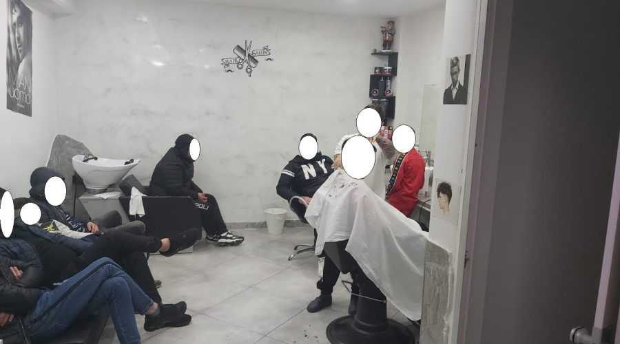 Polizia scopre sala barbiere in un garage: 9 denunciati
