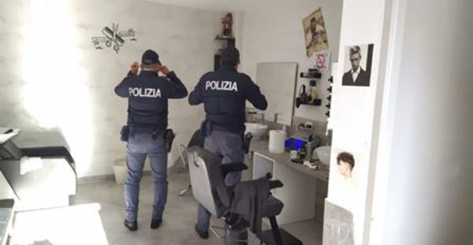 Catania, polizia scova un parrucchiere abusivo in un garage