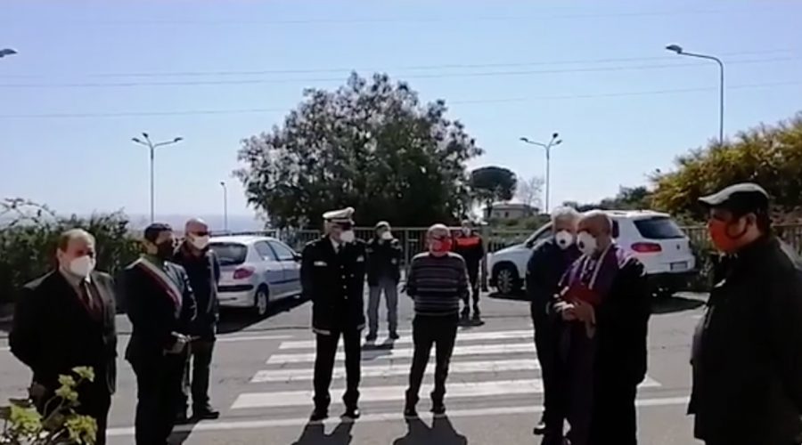 Mascali, in fase di consegna i buoni spesa. Il sindaco rende omaggio ai defunti al cimitero