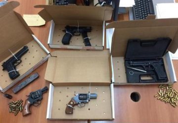 Beccato con tre pistole e 400 grammi di marijuana: arrestato 41enne