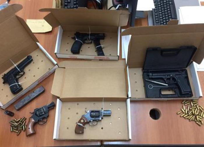 Beccato con tre pistole e 400 grammi di marijuana: arrestato 41enne