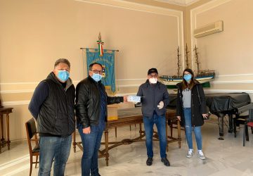 Riposto, l'Antica Farmacia, dona alla citt&agrave; un migliaio di mascherine